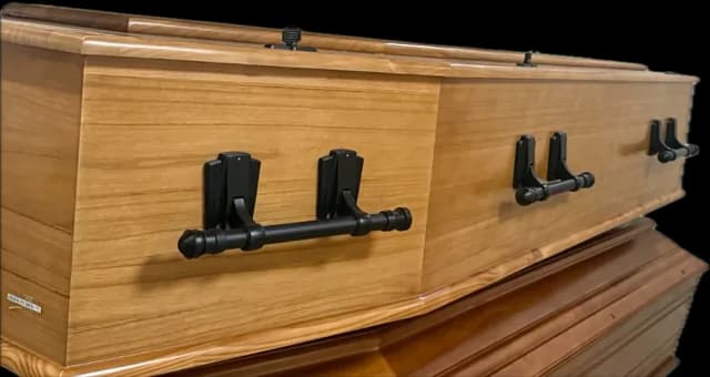Cercueil en bois clair à poignées noires